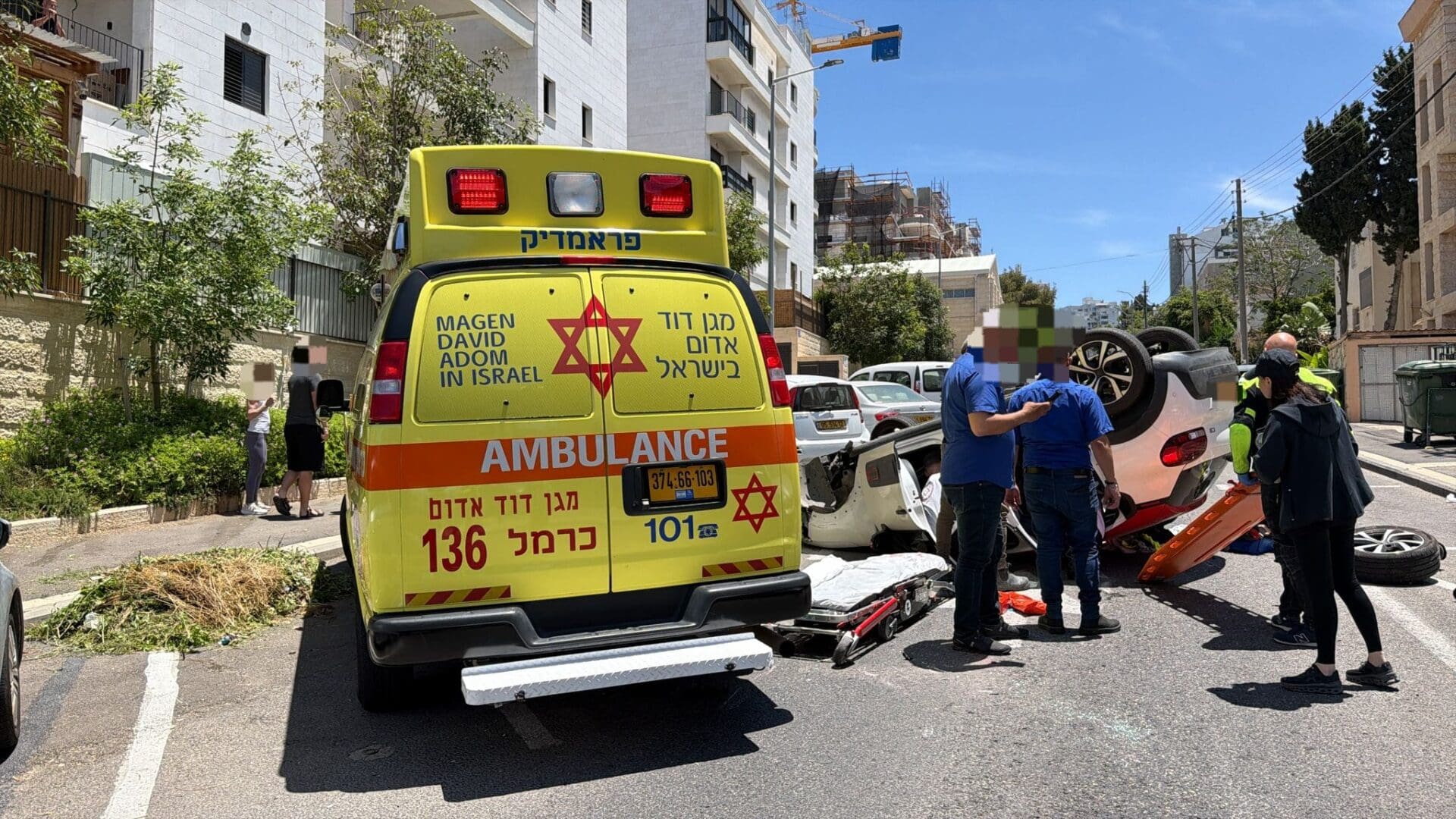 רכב התהפך ברחוב אילנות בחיפה – אישה בת 73 נפצעה 3/6/26 (צילום: תיעוד מבצעי מד״א)