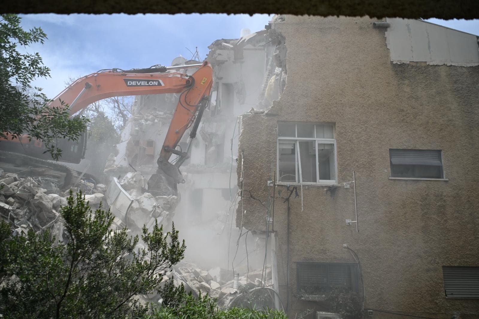 החלה הריסת הבניין שנפגע מטיל איראני ברחוב שמשון בחיפה 3/6/26 (צילום: עיריית חיפה)