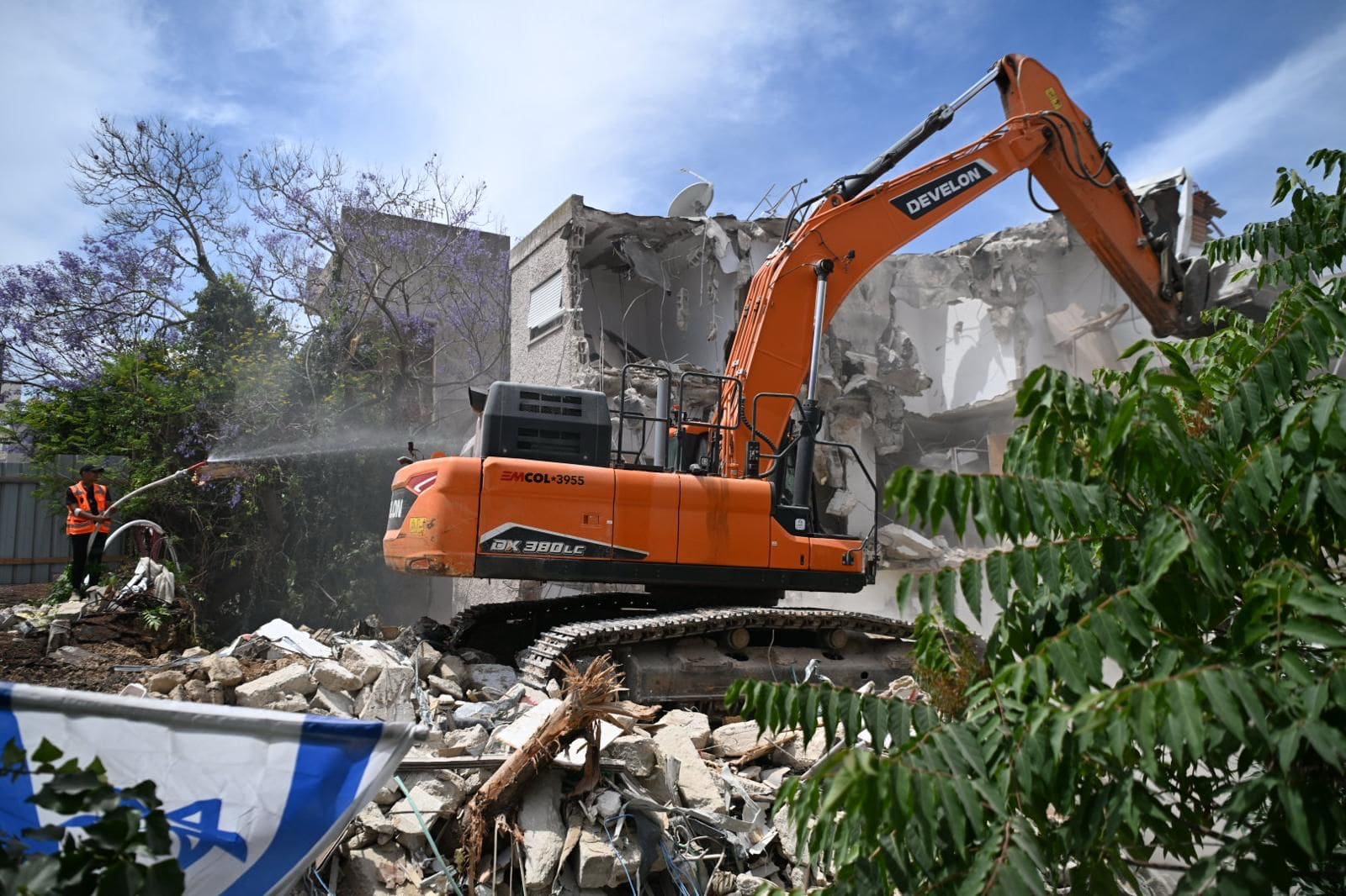 החלה הריסת הבניין שנפגע מטיל איראני ברחוב שמשון בחיפה 3/6/26 (צילום: עיריית חיפה)