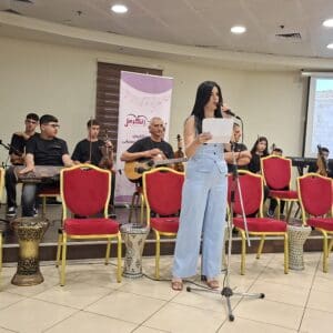 עמותת אלכרמל למוסיקה – רוזין דאוד הנחתה את אירוע הערב המרגש (צילום: רחלי אורבך)
