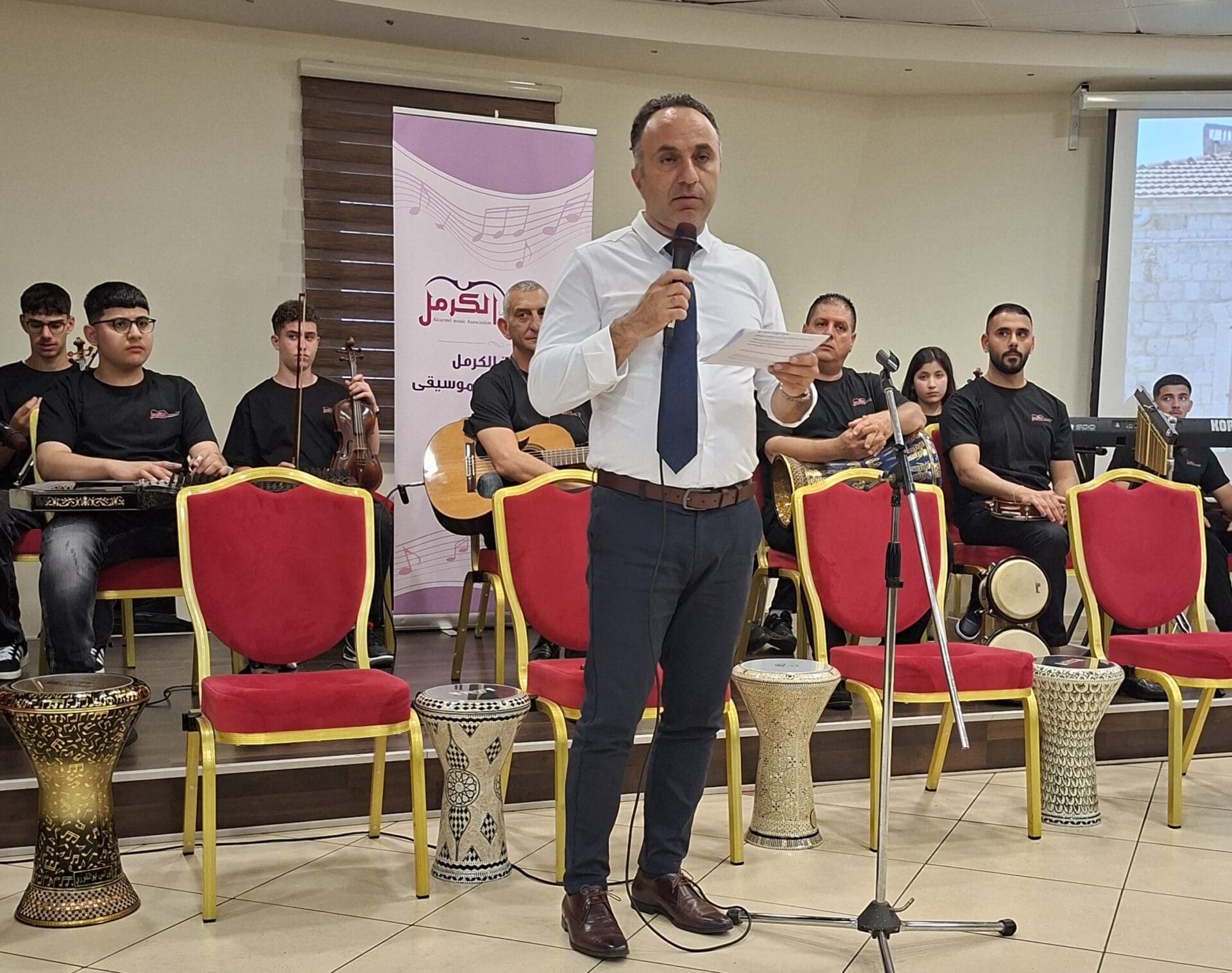 עמותת אלכרמל למוסיקה - עו"ד רוברט תומה - נושא ברכות לפתיחת המשכן החדש (צילום: רחלי אורבך)