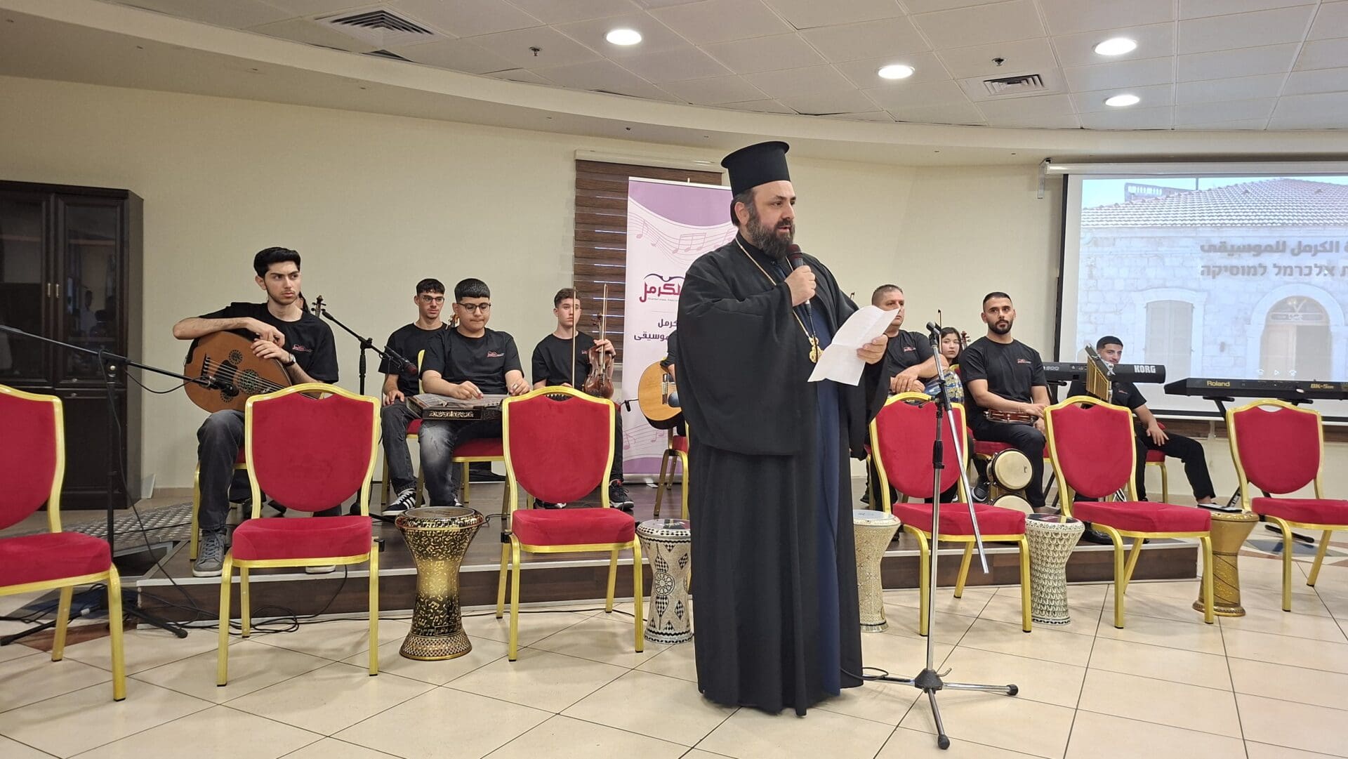 עמותת אלכרמל למוסיקה - הכומר ארתימיוס - בברכות לקהל ולעמותת אלכרמל (צילום: רחלי אורבך)