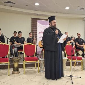 עמותת אלכרמל למוסיקה – הכומר ארתימיוס – בברכות לקהל ולעמותת אלכרמל (צילום: רחלי אורבך)