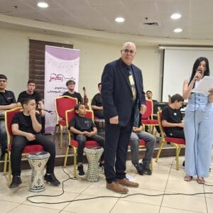 עמותת אלכרמל למוסיקה – מנחת האירוע רוזין דאוד ולצידה אלבר בלאן (צילום: רחלי אורבך)