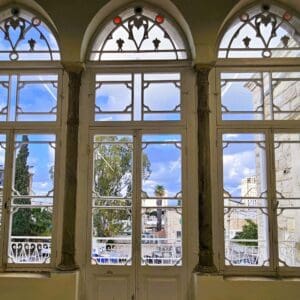 עמותת אלכרמל למוסיקה – החלונות והנוף הניבט מתוך המבנה המשופץ (צילום: אלבום פרטי, "עמותת אלכרמל למוסיקה", באדיבות אלבר בלאן)