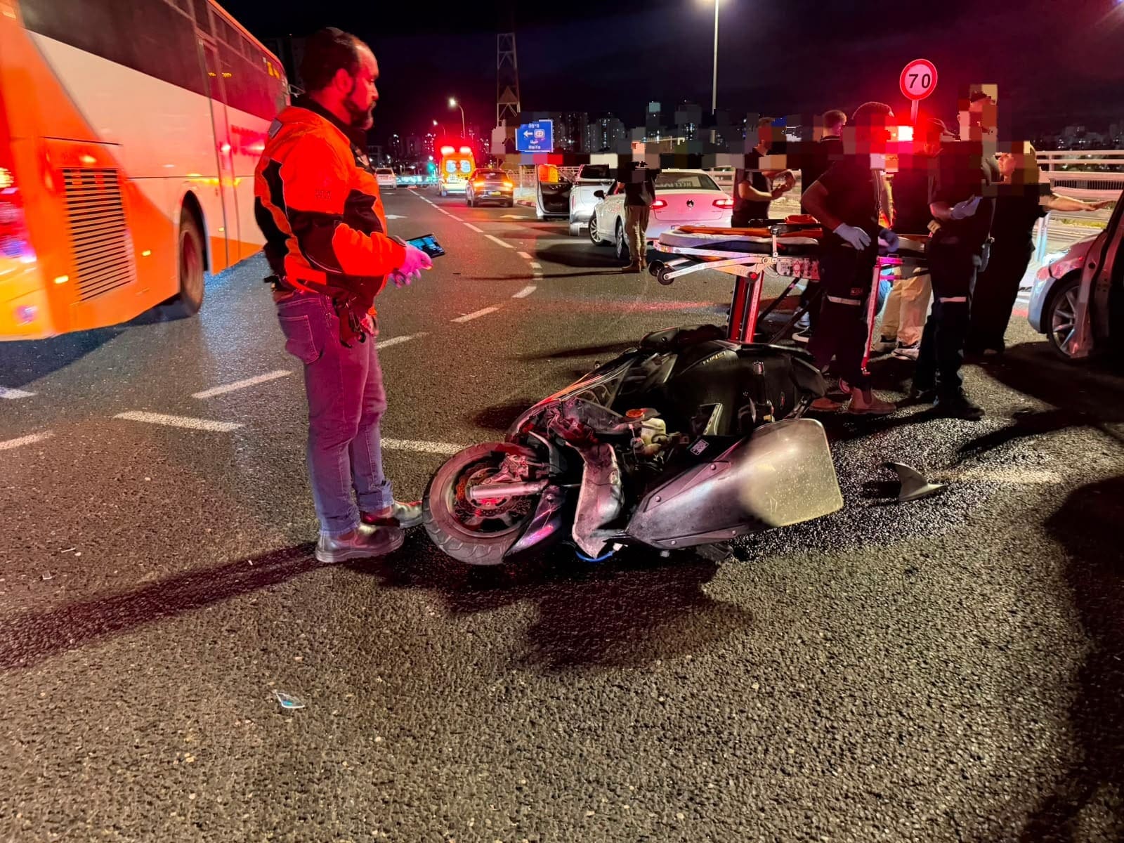 Un motociclista de 21 años resultó herido en un accidente en la autopista 79 cerca del cruce de Bialik el 3/6/26 (Foto: Portavoz de United Hatzalah - Distrito Norte).