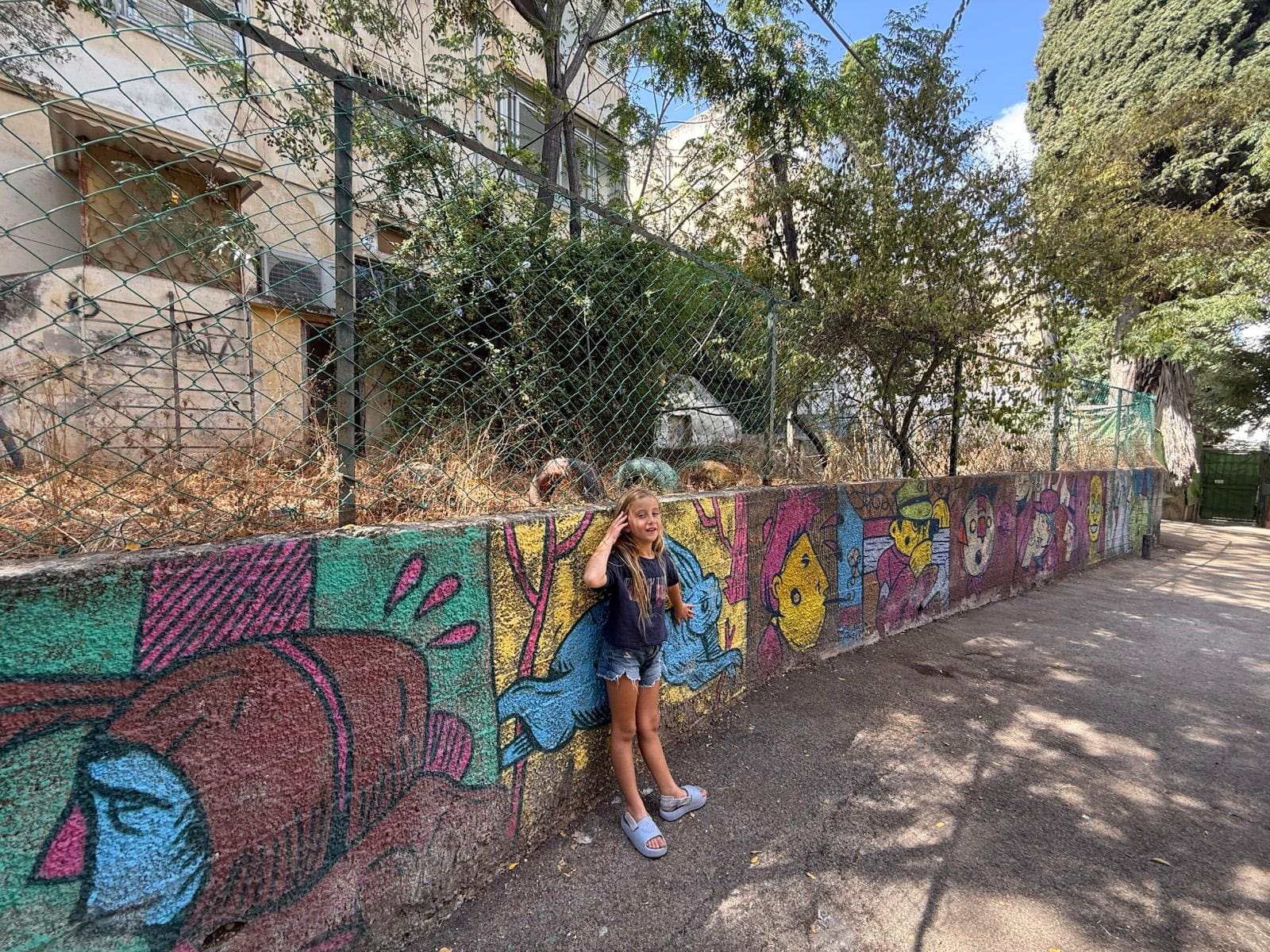 עמית מורג על רקע חצר הגן של סבתא חנה- גן מירה
(צילום: אלבום פרטי, חנה מורג)