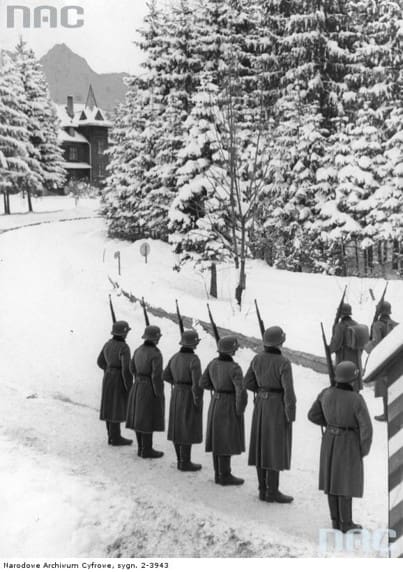 جنود نازيون يسيرون في زاكوباني، 1941 (صورة: الأرشيف الرقمي الوطني - بولندا)