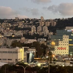 הכרמל הצפוני, העיר התחתית, הדר הכרמל.  מימין – בניין אמות (צילום: ירון כרמי)