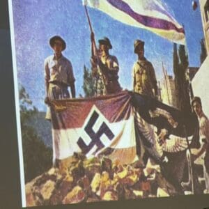 הנפת דגל צלב הקרס בארץ ישראל - לפני קום המדינה (צילום: הארכיון הלאומי)