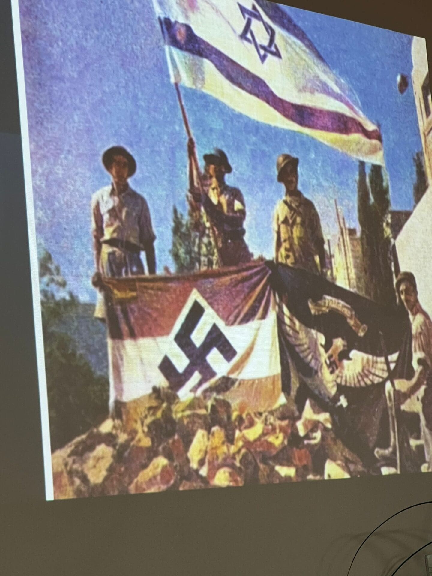 التلويح بعلم الصليب المعقوف في أرض إسرائيل - قبل قيام الدولة (صورة: الأرشيف الوطني)