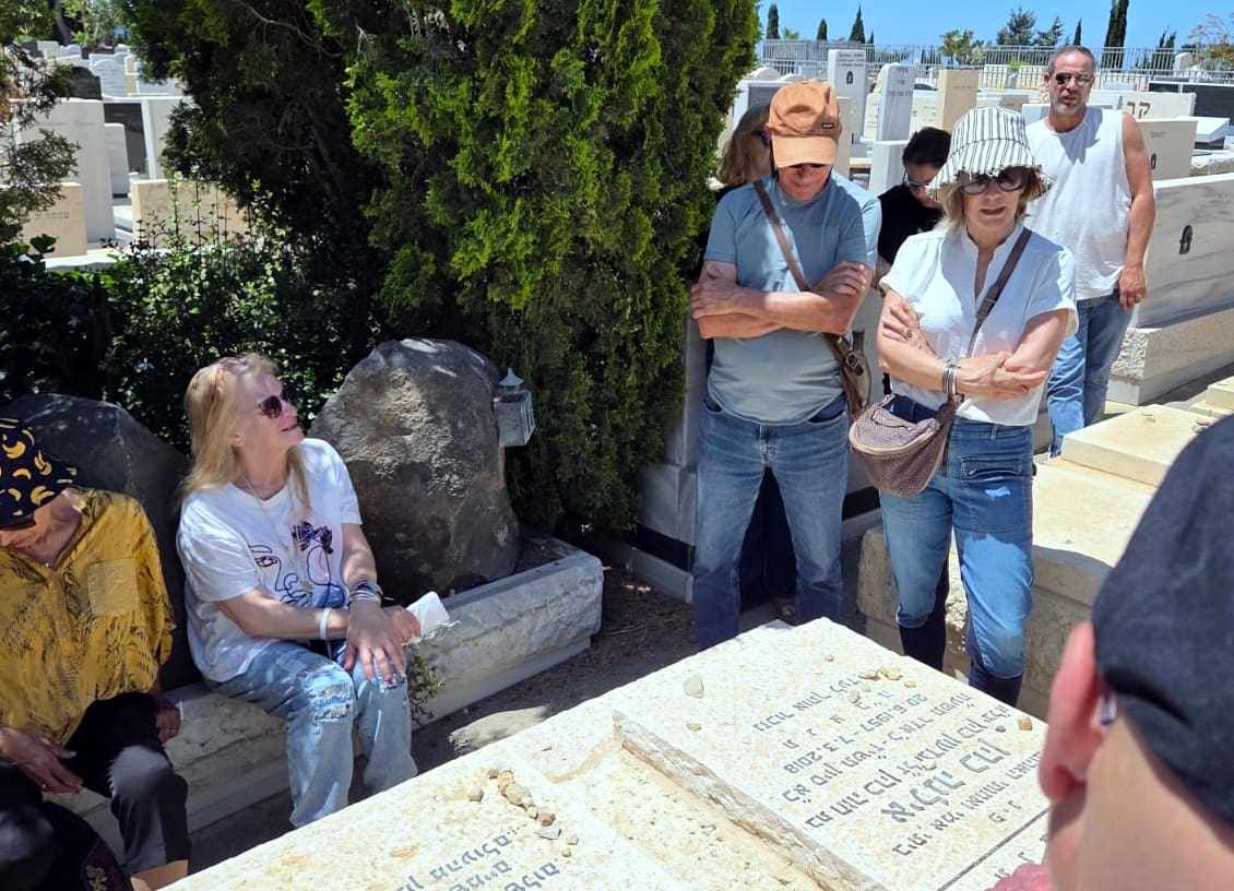 שנתיים בלעדיו: אזכרה לזמר אדם ז"ל נערכה בבית העלמין בחיפה (צילום: אדיר יזירף). 