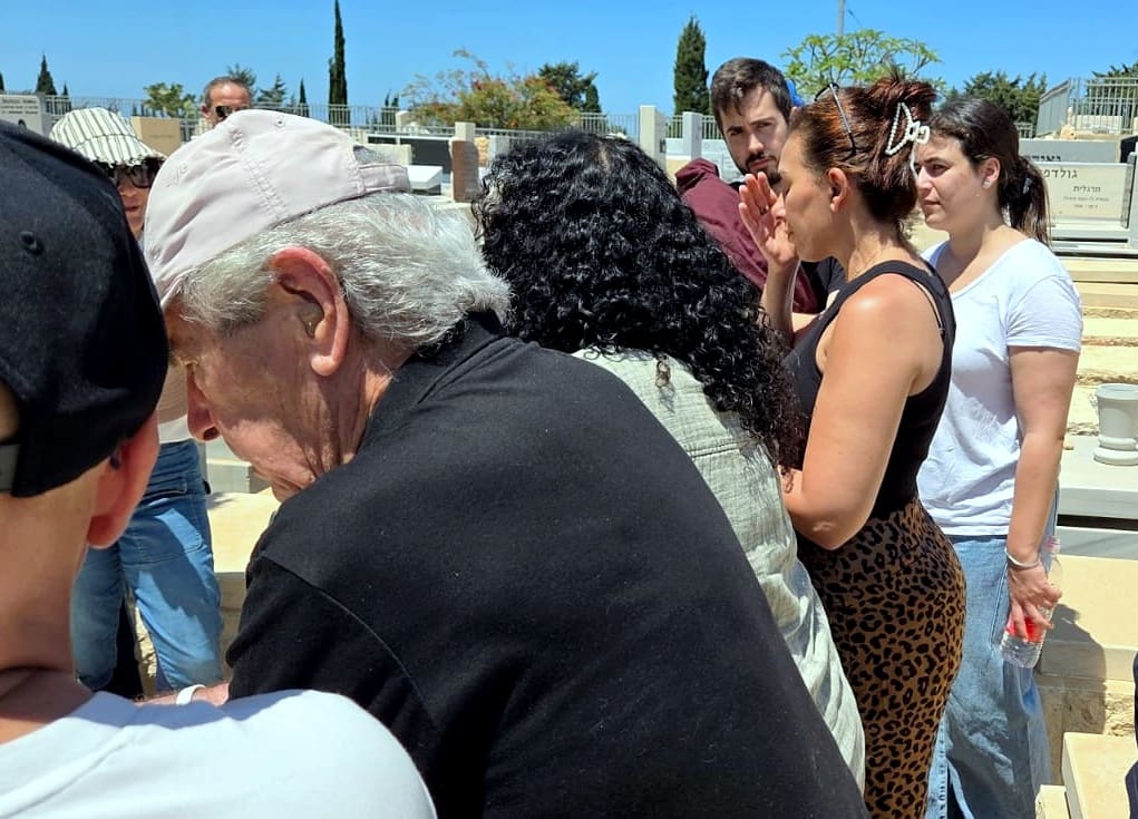 שנתיים בלעדיו: אזכרה לזמר אדם ז"ל נערכה בבית העלמין בחיפה (צילום: אדיר יזירף). 