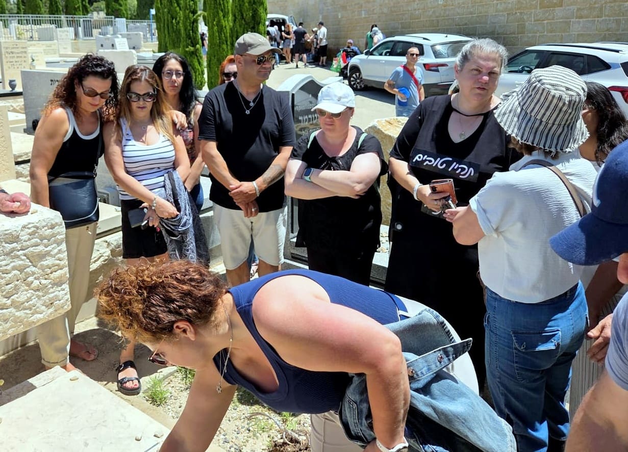 שנתיים בלעדיו: אזכרה לזמר אדם ז"ל נערכה בבית העלמין בחיפה (צילום: אדיר יזירף). 