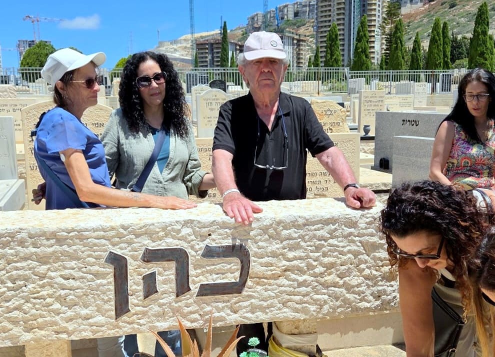 שנתיים בלעדיו: אזכרה לזמר אדם ז"ל נערכה בבית העלמין בחיפה (צילום: אדיר יזירף). 