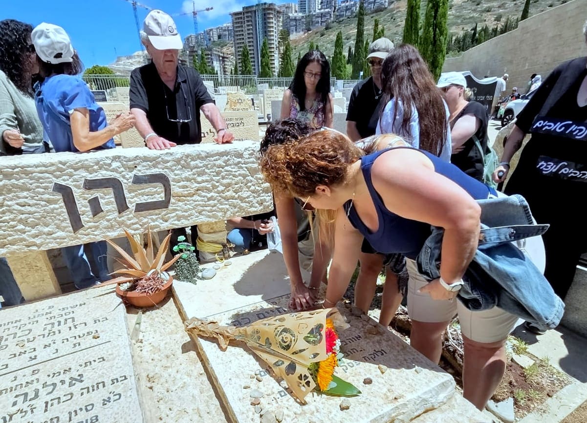 שנתיים בלעדיו: אזכרה לזמר אדם ז"ל נערכה בבית העלמין בחיפה (צילום: אדיר יזירף). 