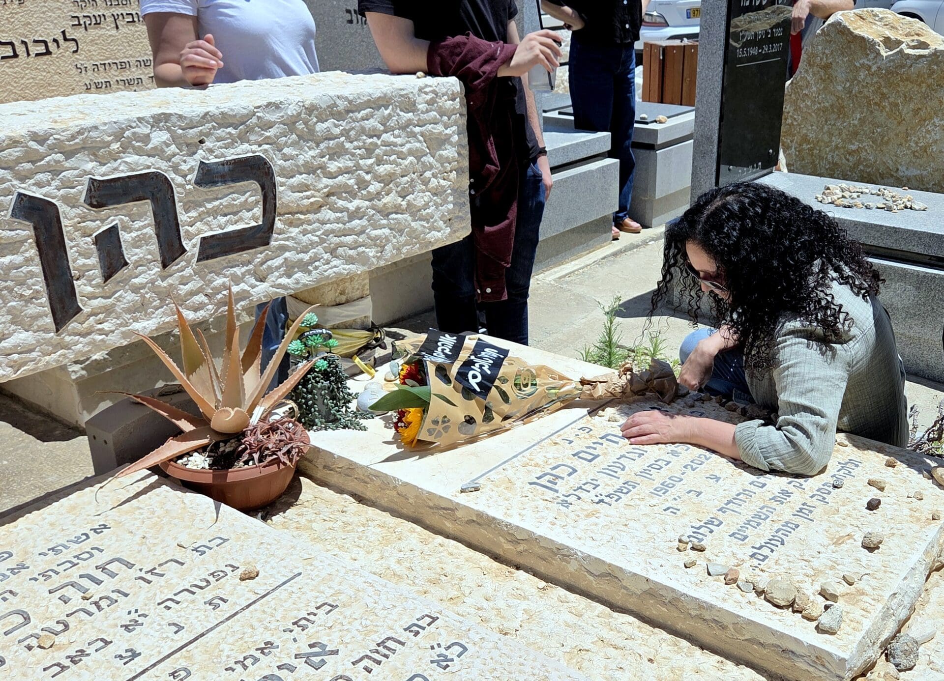 שנתיים בלעדיו: אזכרה לזמר אדם ז"ל נערכה בבית העלמין בחיפה (צילום: אדיר יזירף). 