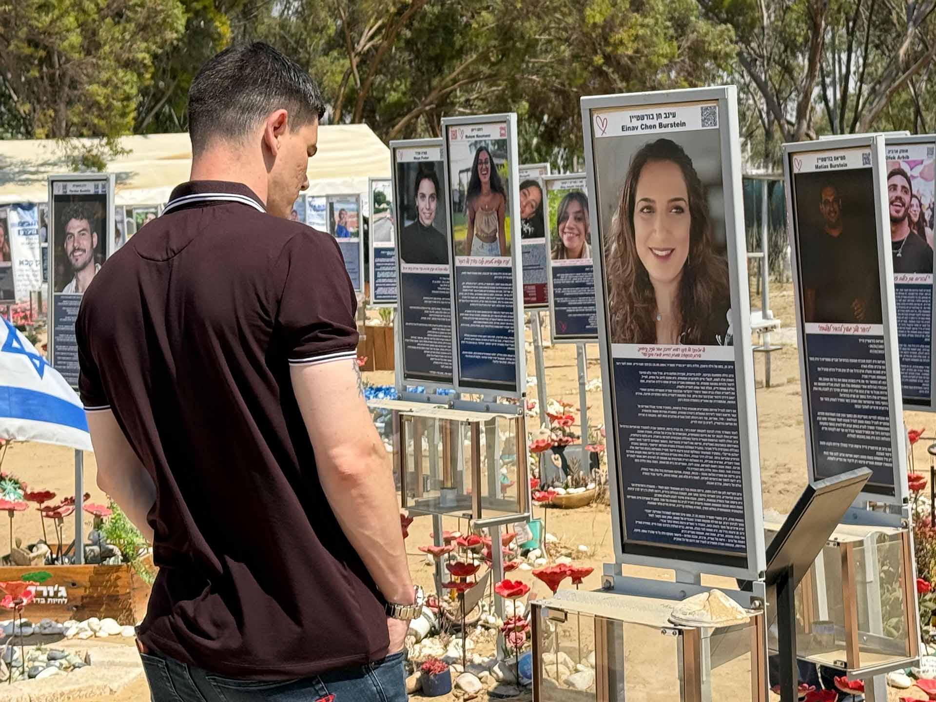 מקסים הרקין מתייחד עם זכרם של עינב ומטיאס בורשטיין ז״ל שאתם הוא יצא למסיבה בנובה (צילום: מנשה שמש)