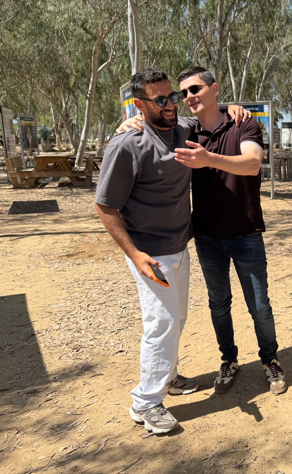 מקסים ושגב כלפון, אשר היה אתו בשבי - אתר הנובה (צילום: מנשה שמש)