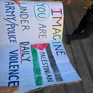 מפגין נעצר בחיפה לאחר שהניף שלט במהלך תהלוכה פרו-פלסטינית 6/6/26 (צילום: דוברות המשטרה)