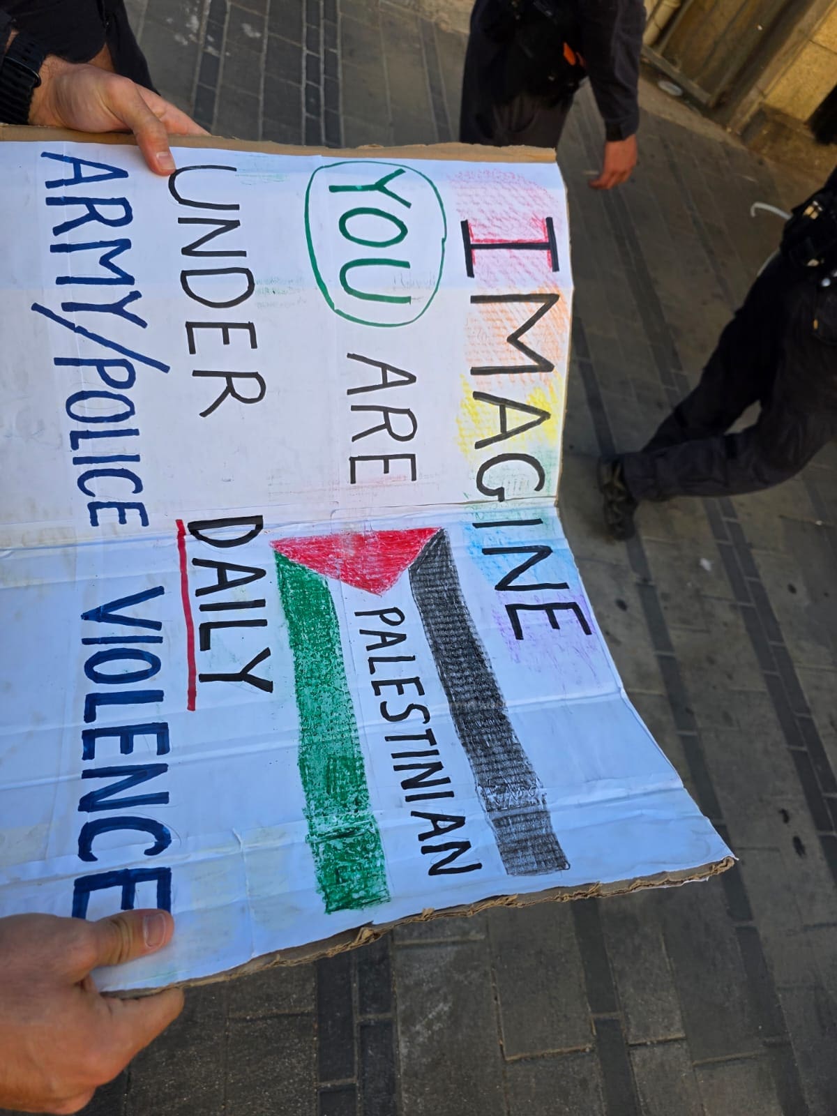 מפגין נעצר בחיפה לאחר שהניף שלט במהלך תהלוכה פרו-פלסטינית 6/6/26 (צילום: דוברות המשטרה)