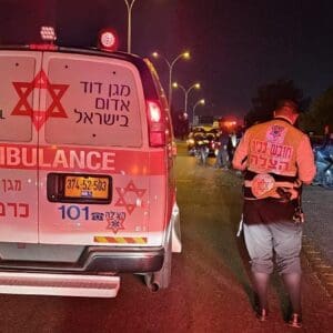 רוכב אופנוע בן 19 נפצע בתאונה בנתיבי המפרץ בחיפה 7/6/26 (צילום: דוברות הצלה)