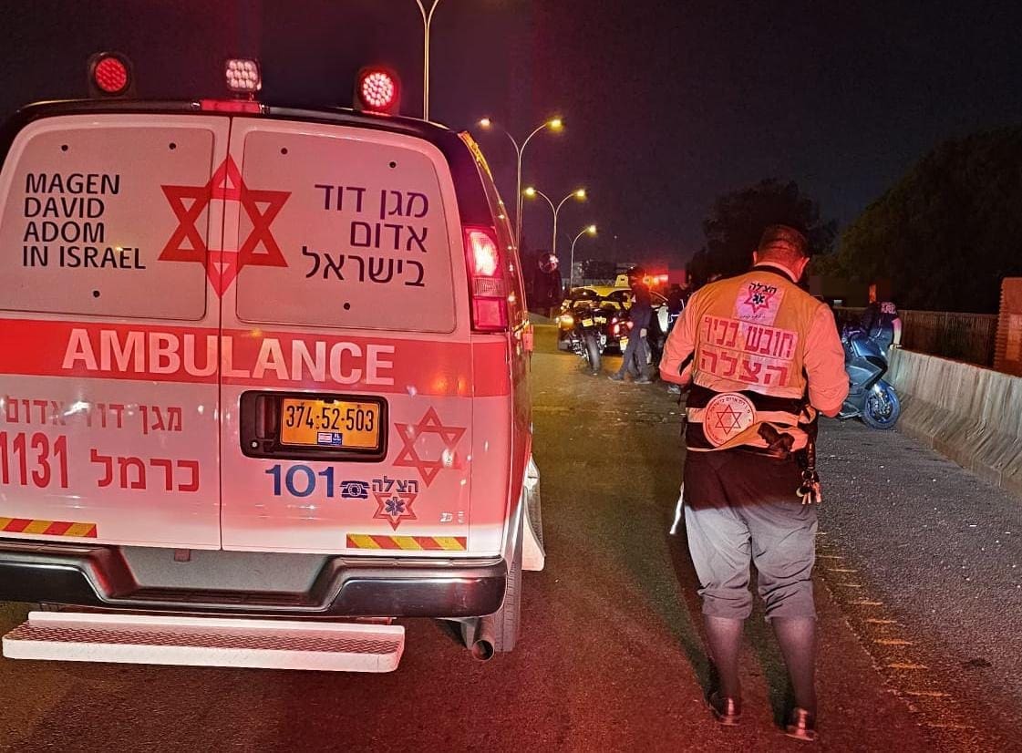 רוכב אופנוע בן 19 נפצע בתאונה בנתיבי המפרץ בחיפה 7/6/26 (צילום: דוברות הצלה)