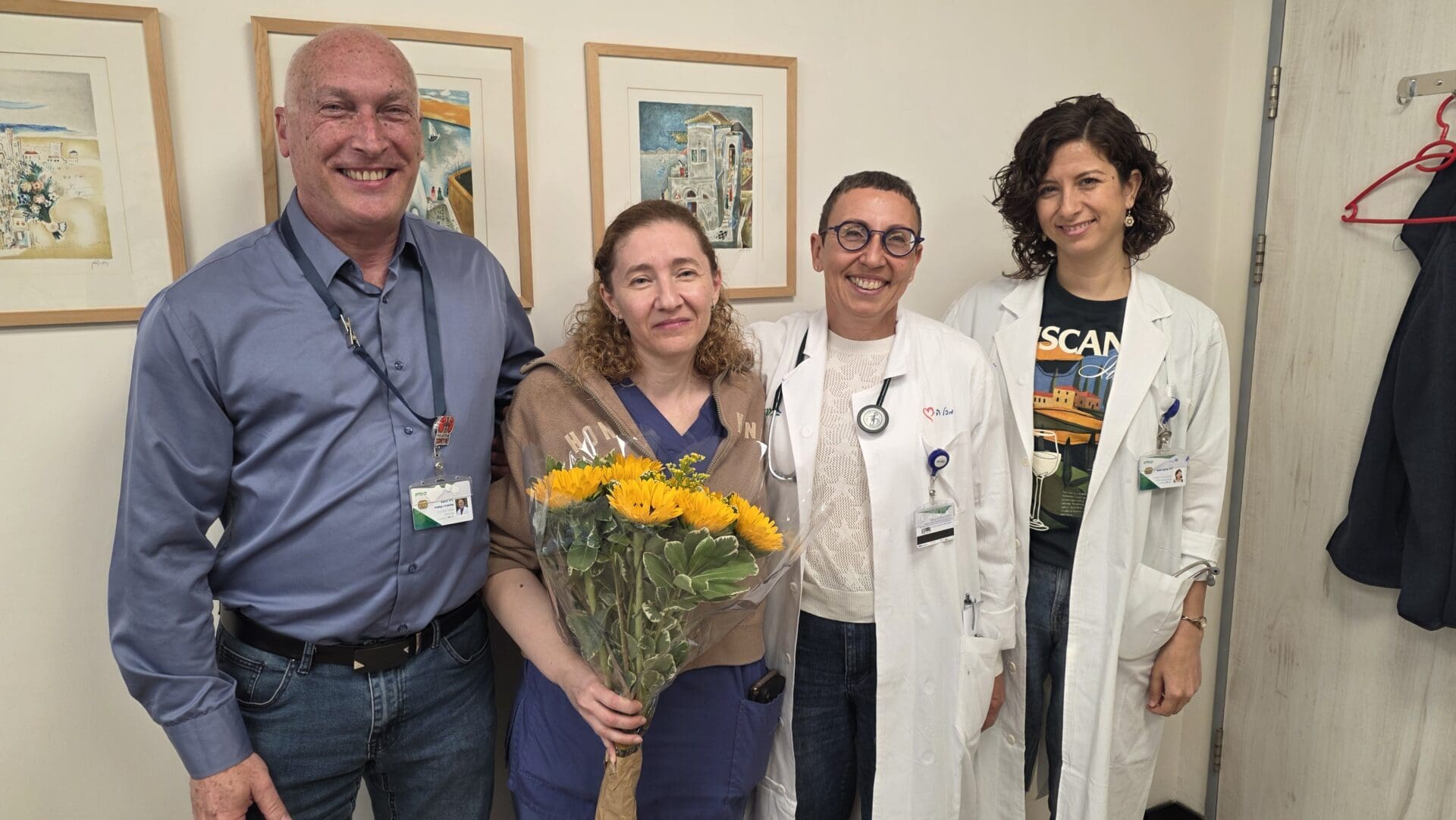 אילונה עם מנהל ורופאי המחלקה הנפרולוגית (צילום – אלי דדון ודוברות ביה"ח כרמל)