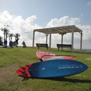 הצללה, שמש, חום, צל, גלישה, ספורט, ים, בילוי, פנאי, פעילות, ימי, מועדון אלנבי, גלישת רוח, גולש, גולשים, מפרש, גל, ים, ים, חופש, חוף, שמש, חול, גלים, מים, שלווה, רוגע, כיף, אופק, שקיעה, בריזה, סירה, שחייה, שיזוף, משחק, ילדים, צדפים, שקט, מרחב, טורקיז, דג, צלילה, שנורקל, גלשן, גלישה, קייט סרפ, סאפ, ספורט ימי, כדורעף חופים, טיילת, נופש, התרעננות, חתירה, מציל, הצלה, צולל, גולש, משתזף, משתזפת, משתזפים, שרב, חמסין, ארטיק, כפכפים, מדוזות, גל, מצופים, מצוף, טובע, טביעה, סערה, מערבולת, מערבולות, גאות, טבע, כיסא נוח, מטקות, מטקה, אוגוסט, יולי, בילוי, ערב, בין ערביים, שקיעה