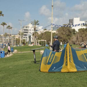 הצללה, שמש, חום, צל, גלישה, ספורט, ים, בילוי, פנאי, פעילות, ימי, מועדון אלנבי, גלישת רוח, גולש, גולשים, מפרש, גל, ים,  ים, חופש, חוף, שמש, חול, גלים, מים, שלווה, רוגע, כיף, אופק, שקיעה, בריזה, סירה, שחייה, שיזוף, משחק, ילדים, צדפים, שקט, מרחב, טורקיז, דג, צלילה, שנורקל, גלשן, גלישה, קייט סרפ, סאפ, ספורט ימי, כדורעף חופים, טיילת, נופש, התרעננות, חתירה, מציל, הצלה, צולל, גולש, משתזף, משתזפת, משתזפים, שרב, חמסין, ארטיק, כפכפים, מדוזות, גל, מצופים, מצוף, טובע, טביעה, סערה, מערבולת, מערבולות, גאות,  טבע, כיסא נוח, מטקות, מטקה, אוגוסט, יולי, בילוי, ערב, בין ערביים, שקיעה