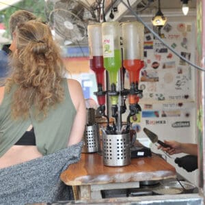 שגרה אזרחית, שוק תלפיות, טיילת, אנשים, משפחות, שוק, הדר, פנאי, הליכה, בתי קפה, גזוז, כנאפה, דוכן, אוכל רחוב, דגלי ישראל, גרפיטי, פולקסווגן חיפושית, אורבני, יום שמש, מסעדה, חיי רחוב, מרחב ציבורי