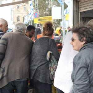שגרה אזרחית,שוק תלפיות, אנשים, משפחות, קשישים, מבוגרים, יוקר המחייה, מחיר, ירקות, פירות, בסטות, שוק, הדר, הנחה, הנחות,פנאי, הליכה,בתי קפה, דגלי ישראל, גרפיטי, פולקסווגן חיפושית, אורבני, יום שמש, תזונה, קניות, חיי רחוב, מרחב ציבורי