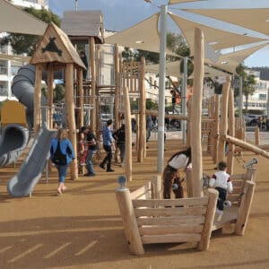 הורים, ילדים, אמא, אבא, בילוי, אופניים, ילדים, גן משחקים, פארק, משחק, ילדות, מתקני שעשועים, מגלשה, נדנדה, חול, גן ציבורי, פעילות חוץ, הנאה, חיוך, חברים, מגלשה, חוץ, שגרה, שעות הפנאי, פעוטות, טיפוס, מרחב פתוח, צבעוני, שמש, יום כיף, אמא, הורים, משפחה, צל, הצללה, עצים, שמש קופחת, חום, סכנה