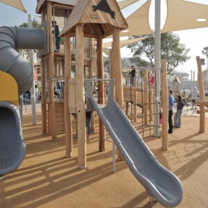 הורים, ילדים, אמא, אבא, בילוי, אופניים, ילדים, גן משחקים, פארק, משחק, ילדות, מתקני שעשועים, מגלשה, נדנדה, חול, גן ציבורי, פעילות חוץ, הנאה, חיוך, חברים, מגלשה, חוץ, שגרה, שעות הפנאי, פעוטות, טיפוס, מרחב פתוח, צבעוני, שמש, יום כיף, אמא, הורים, משפחה, צל, הצללה, עצים, שמש קופחת, חום, סכנה
