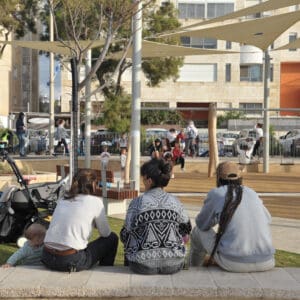 הורים, ילדים, אמא, אבא, בילוי, אופניים, ילדים, גן משחקים, פארק, משחק, ילדות, מתקני שעשועים, מגלשה, נדנדה, חול, גן ציבורי, פעילות חוץ, הנאה, חיוך, חברים, מגלשה, חוץ, שגרה, שעות הפנאי, פעוטות, טיפוס, מרחב פתוח, צבעוני, שמש, יום כיף, אמא, הורים, משפחה, צל, הצללה, עצים, שמש קופחת, חום, סכנה