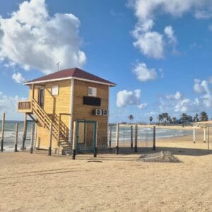 חוף נווה ים דרום (חוף מוכרז חדש) – המועצה האזורית חוף הכרמל עתרה לבג״ץ נגד ביטול תקציב החופים 7/6/26 (צילום: המועצה האזורית חוף כרמל)
