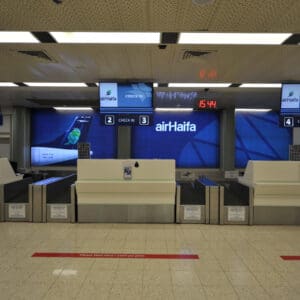 שדה תעופה, תעופה, מטוסים, אייר חיפה, מסלול המראה, טרמינל, מגדל פיקוח, דלפקי רישום, שילוט, תחבורה, תשתית, מטוסי נוסעים, מטוסי תובלה, טורבו פרופ, המראה, נחיתה, שגרה,תעבורה אווירית, חוץ לארץ, ATR72,  Air Haifa, כרטוס, כרטיסי טיסה,  חברת תעופה, משבר, ביטול טיסות, עיכוב, נוסעים, כרטיסים, לוח זמנים, שביתה, סכסוך עבודה, הנהלה, משרד התחבורה, שמיים סגורים, צי מטוסים, קרקוע, ענף התעופה, כלכלה, מסחר, חרם, רגולציה