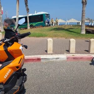 תאונת דרכים בקריית חיים: אוטובוס עלה על גבעת דשא סמוך לחוף נאות 8/6/26 (צילום: איחוד הצלה)