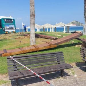 תאונת דרכים בקריית חיים: אוטובוס עלה על גבעת דשא סמוך לחוף נאות 8/6/26 (צילום: איחוד הצלה)