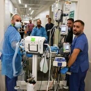 בתי החולים בחיפה עוברים למתכונת חירום מלאה – העברת חולה מורכב מכרמל 8/6/26 (צילום: בי״ח כרמל)