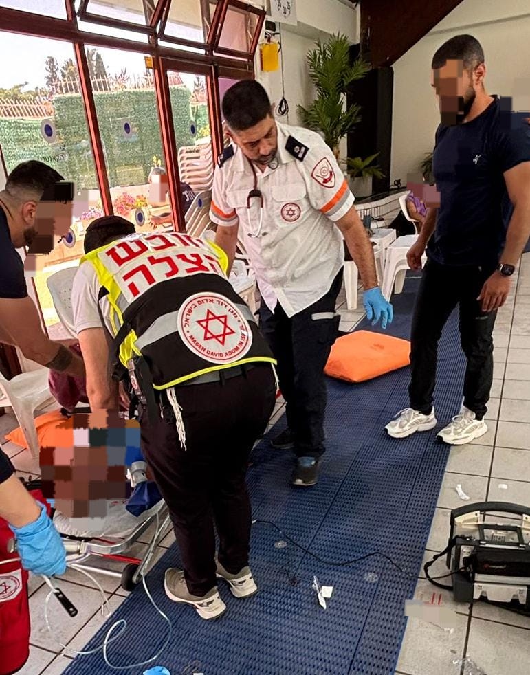גבר התמוטט בקאנטרי בקריית אתא (צילום:ארגון הצלה)