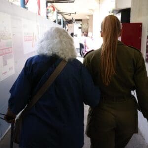 מבצע סבתא: חיילת הגיעה לרמב״ם לסייע בהקמת בית החולים הממוגן ופגשה את סבתה המאושפזת 8/6/26 (צילום: הקריה הרפואית רמב״ם)