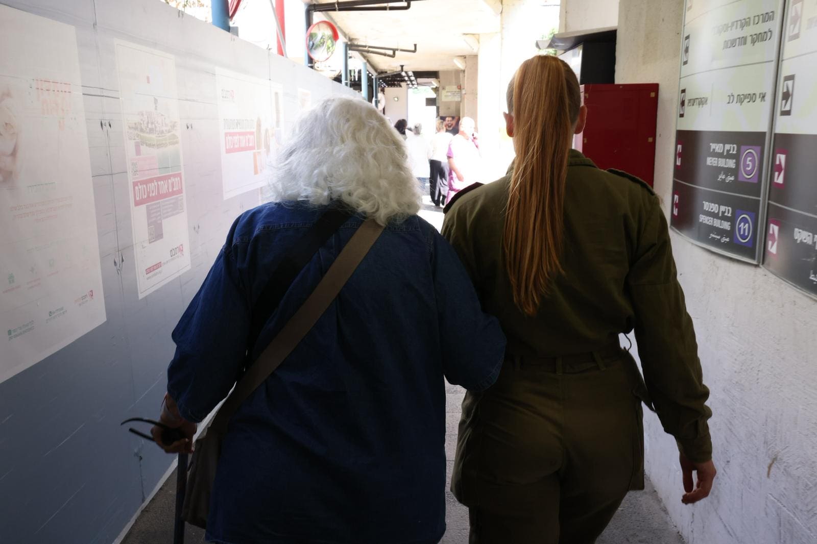 מבצע סבתא: חיילת הגיעה לרמב״ם לסייע בהקמת בית החולים הממוגן ופגשה את סבתה המאושפזת 8/6/26 (צילום: הקריה הרפואית רמב״ם)