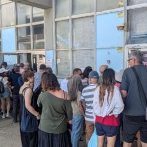 תור בכניסה למעבדות