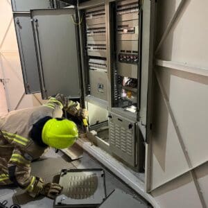 כ-100 תלמידים פונו מבית הספר הדו לשוני בחיפה בעקבות קצר בארון חשמל – דוברות כבאות והצלה לישראל | מחוז חוף 9/6/26 (צילום: כבאות והצלה לישראל)