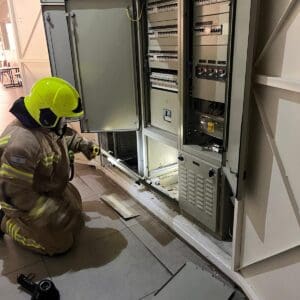 כ-100 תלמידים פונו מבית הספר הדו לשוני בחיפה בעקבות קצר בארון חשמל – דוברות כבאות והצלה לישראל | מחוז חוף 9/6/26 (צילום: כבאות והצלה לישראל)