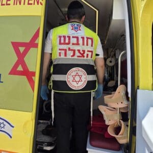 גבר בן 69 התמוטט ברחוב בקריית ביאליק והוחזר להכרה 9/6/26 (צילום: דוברות הצלה)