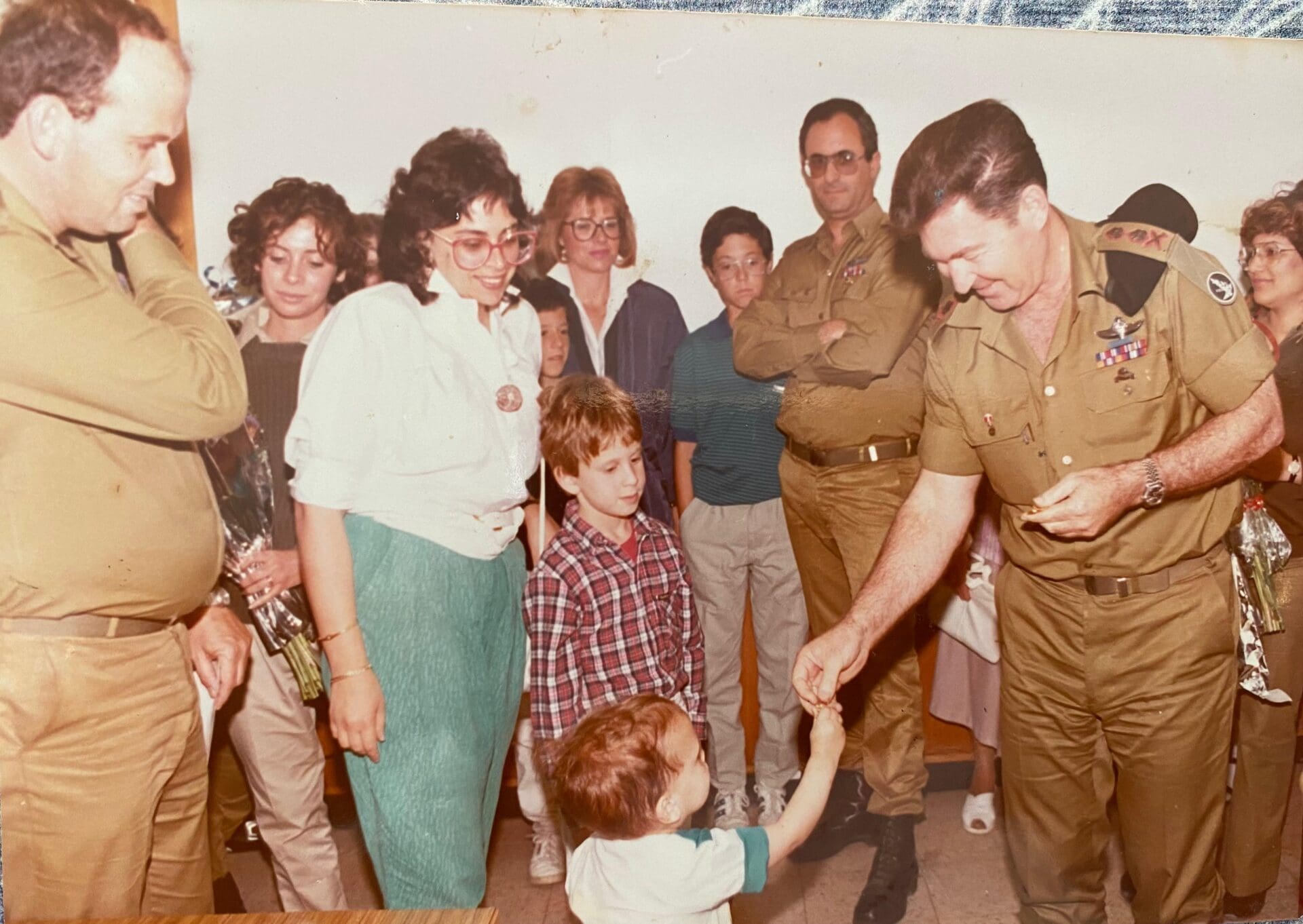 מלווים את אבא לקבלת דרגה (צילום: אלבום פרטי, חנה מורג)