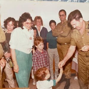 מלווים את אבא לקבלת דרגה (צילום: אלבום פרטי, חנה מורג)