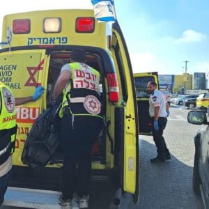 גבר כבן 60 התמוטט בקניון שער הצפון בקריית אתא ופונה תוך כדי החייאה 9/6/26 (צילום: דוברות הצלה)